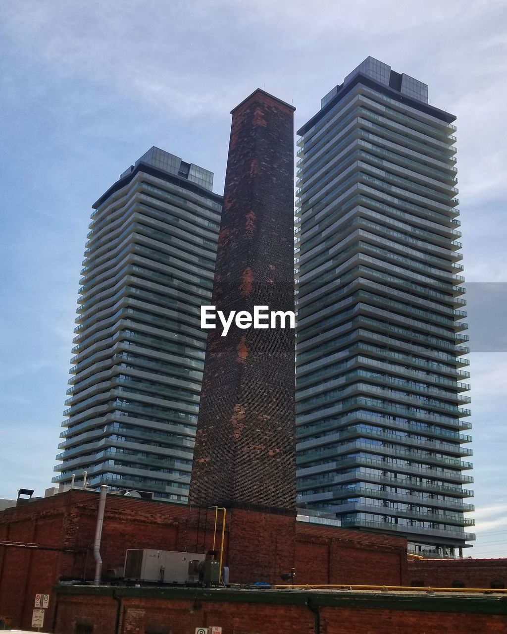 LOW ANGLE VIEW OF BUILDINGS AGAINST SKY