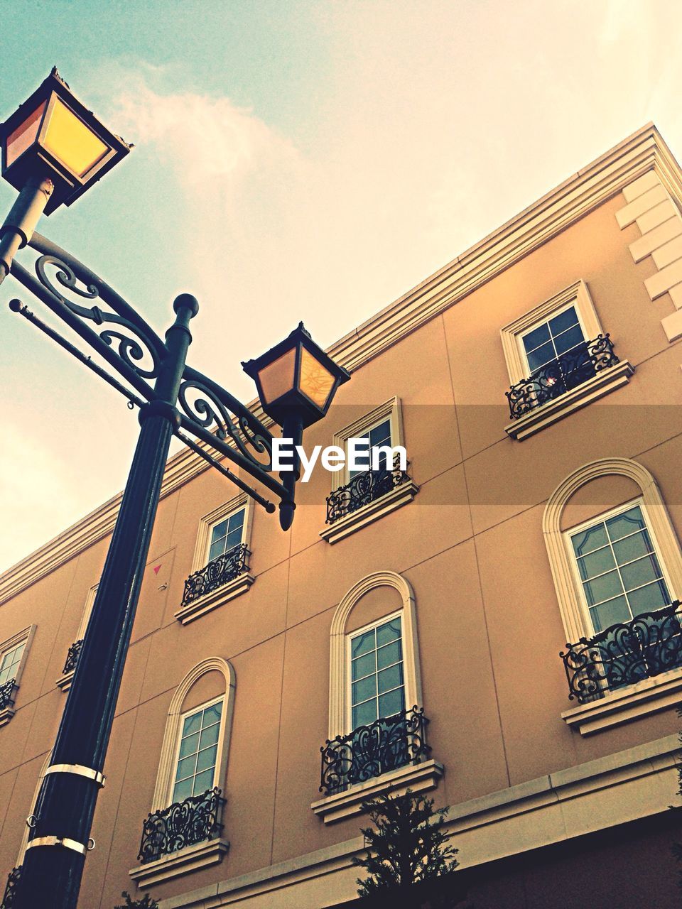 LOW ANGLE VIEW OF BUILDINGS AGAINST SKY