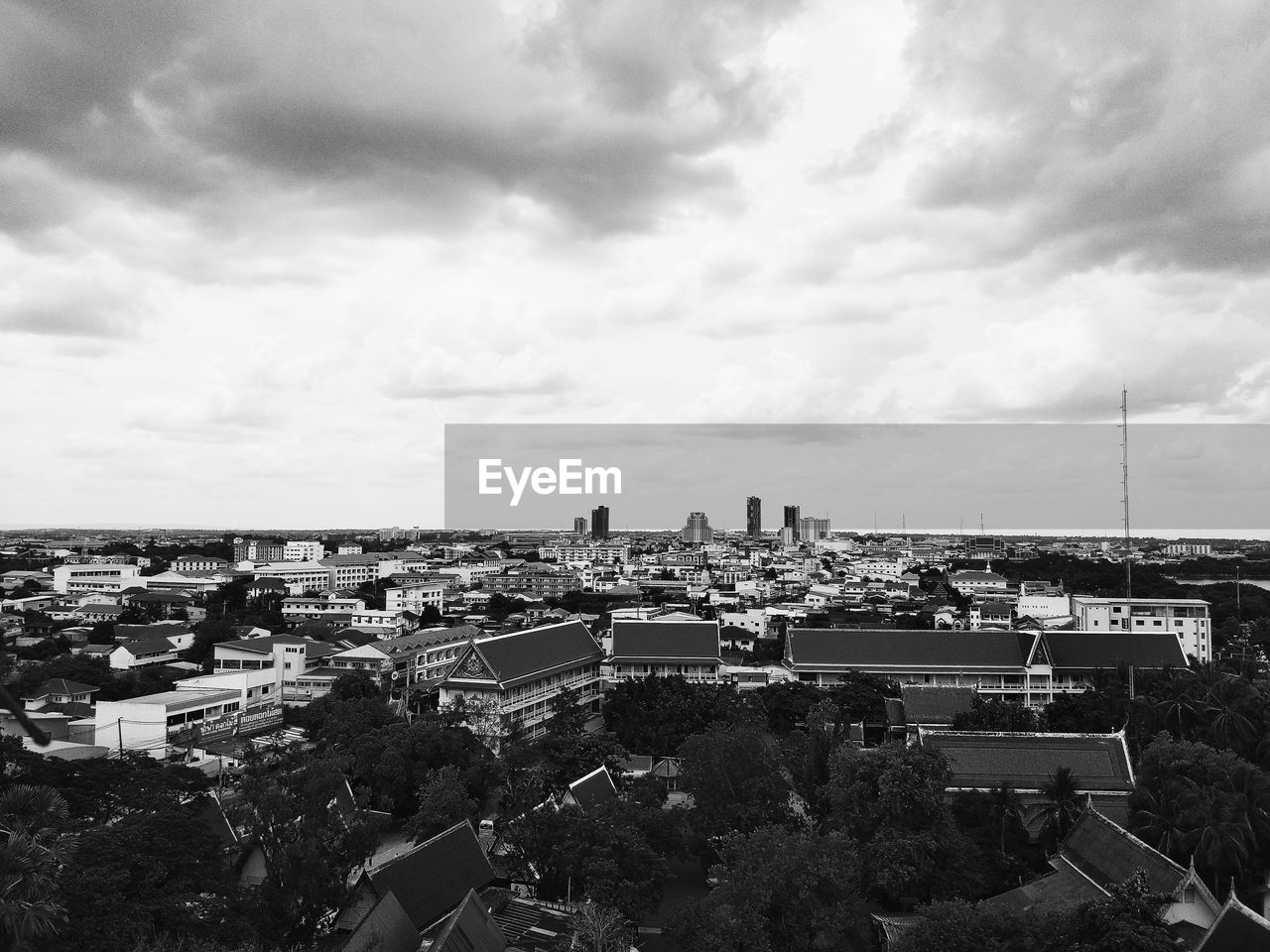 HIGH ANGLE VIEW OF TOWNSCAPE BY BUILDINGS AGAINST SKY