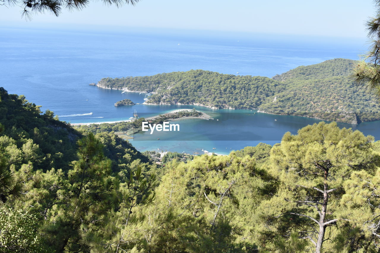 HIGH ANGLE VIEW OF BEACH AGAINST SKY