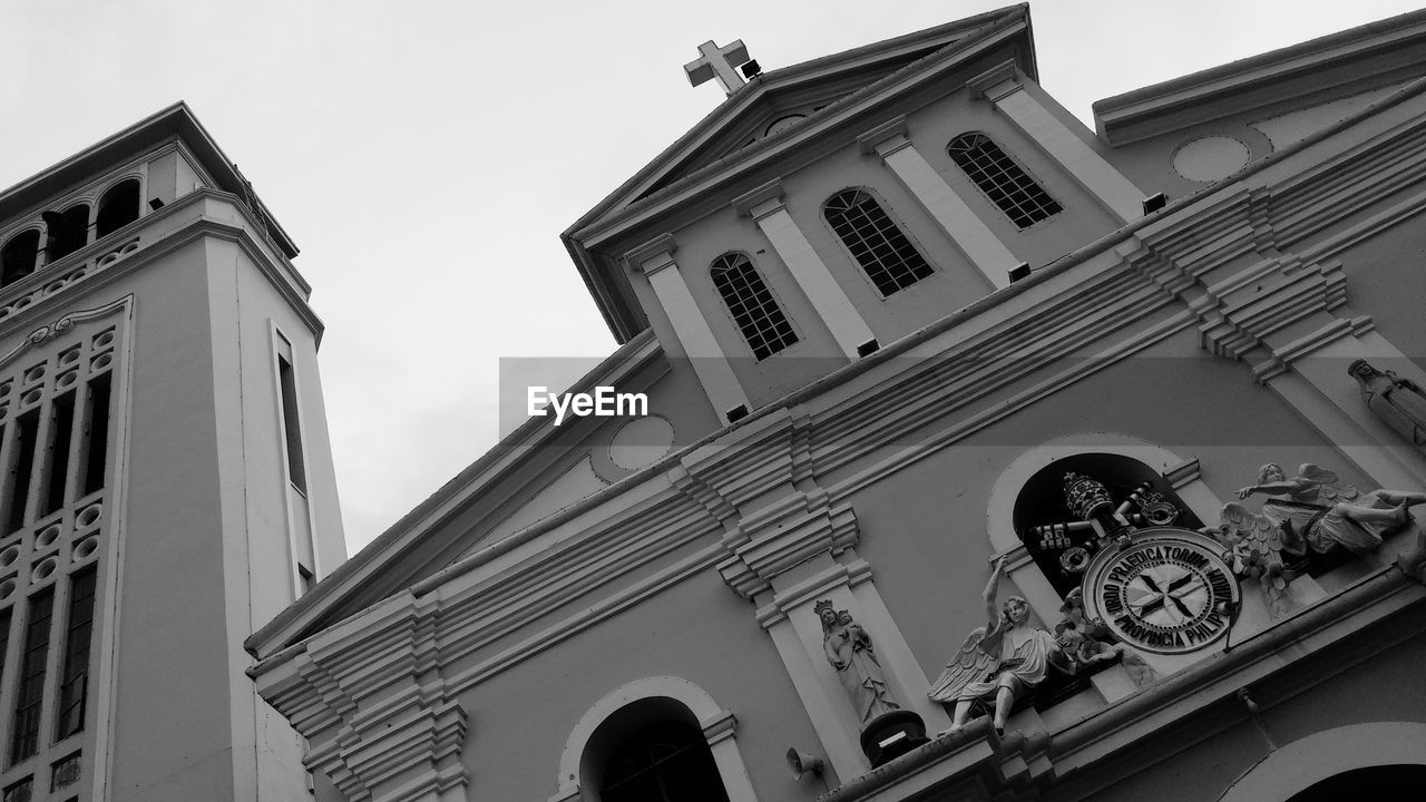 LOW ANGLE VIEW OF BUILDINGS AGAINST SKY