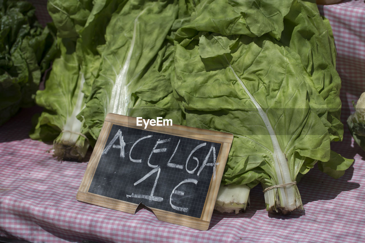 HIGH ANGLE VIEW OF VEGETABLES IN MARKET STALL