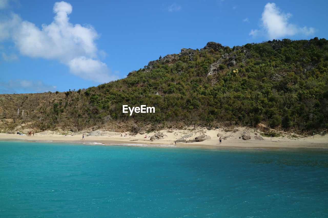 SCENIC VIEW OF SEA BY MOUNTAINS AGAINST SKY