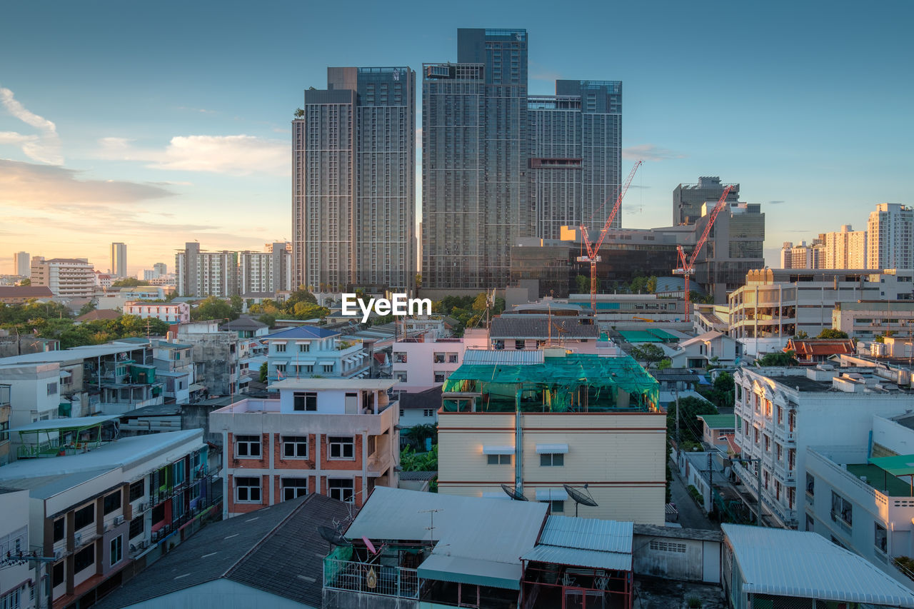 VIEW OF BUILDINGS IN CITY