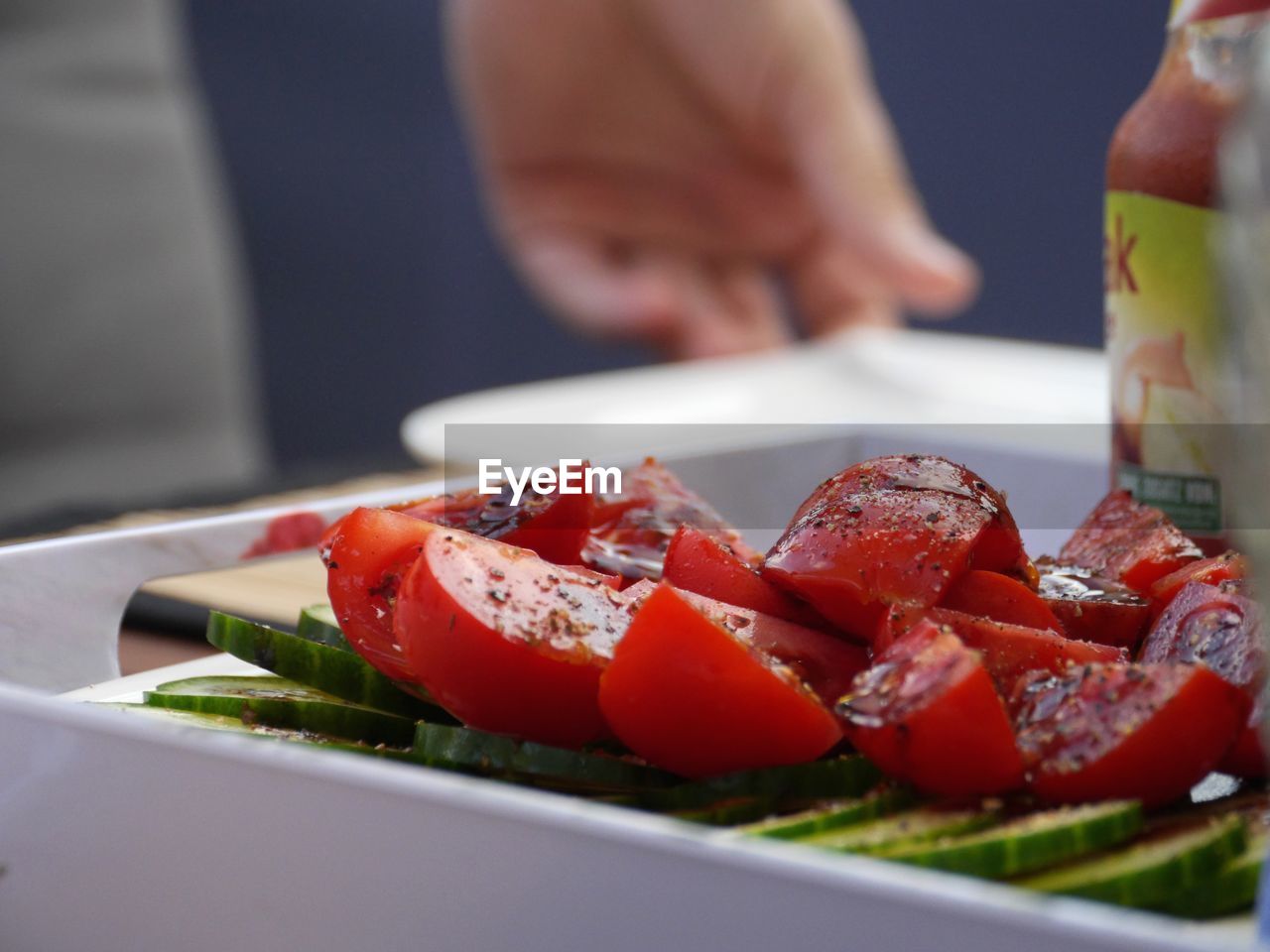 CLOSE-UP OF MAN PREPARING FOOD