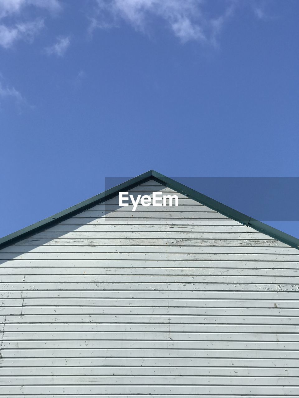 LOW ANGLE VIEW OF BUILT STRUCTURE AGAINST CLEAR SKY