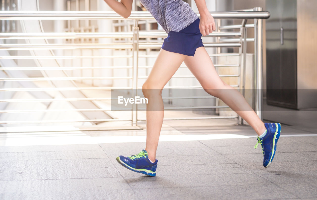 SIDE VIEW OF WOMAN RUNNING