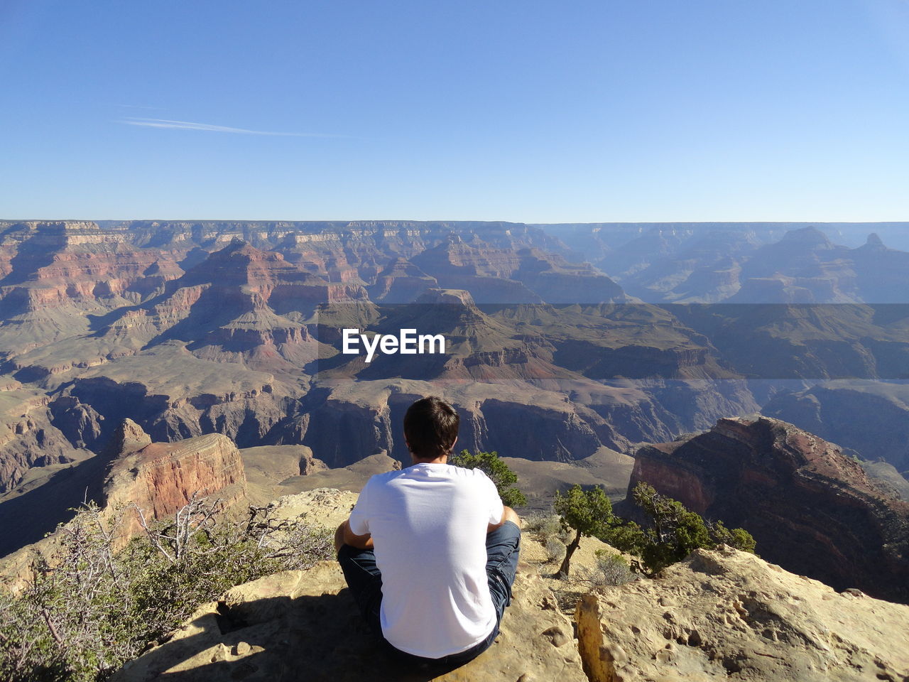 REAR VIEW OF MAN LOOKING AT MOUNTAIN