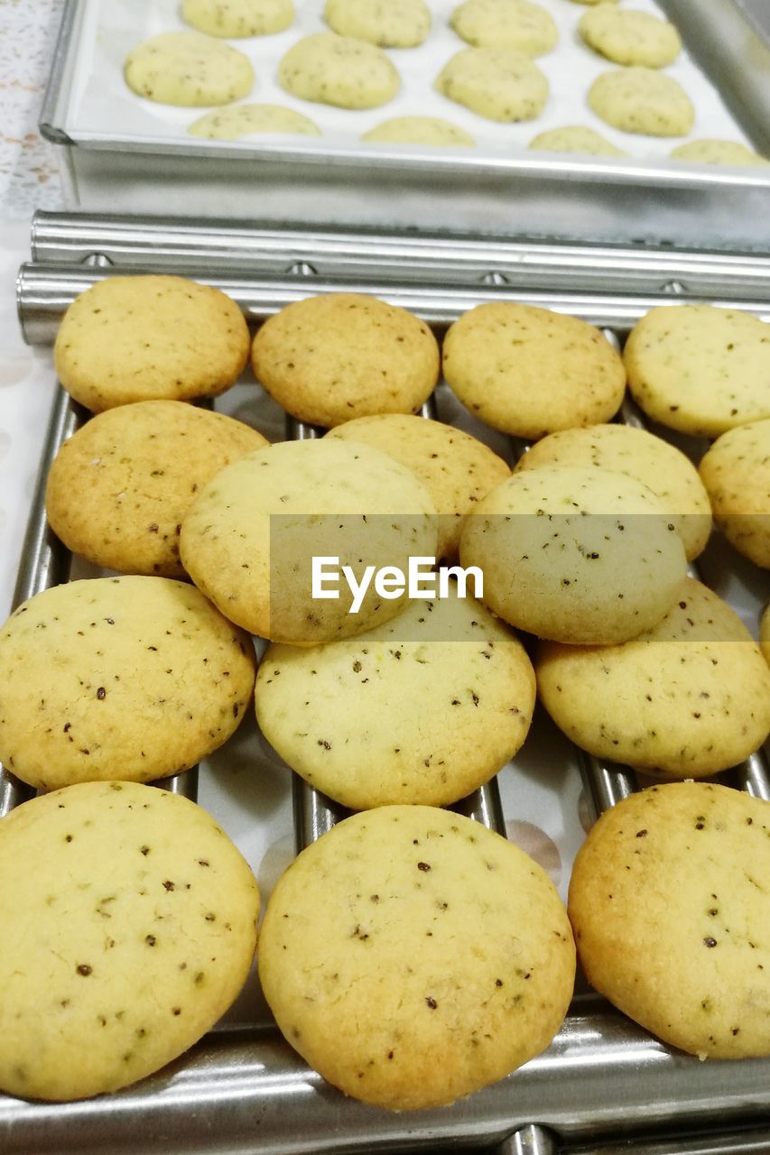 HIGH ANGLE VIEW OF BREAD IN PLATE