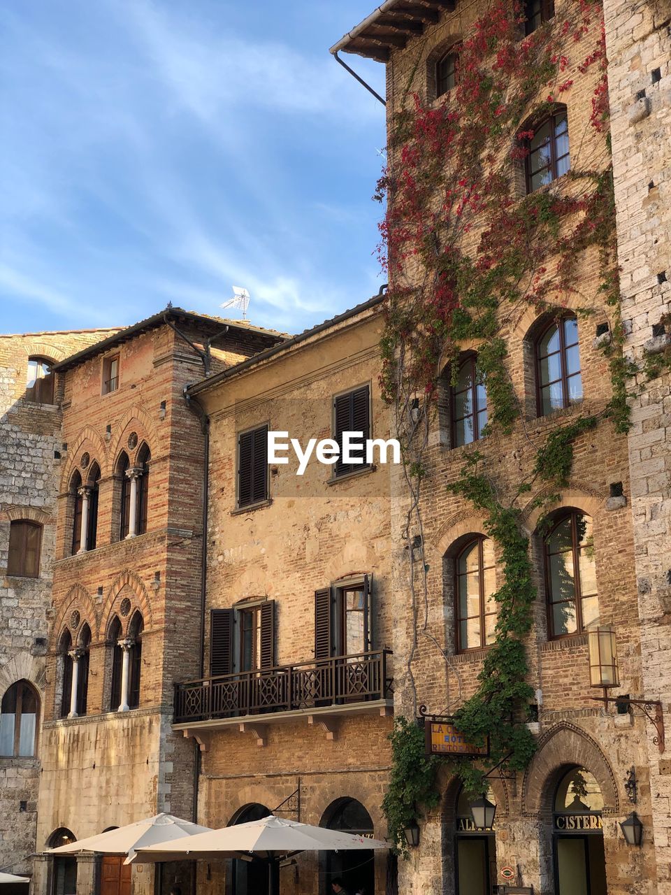 LOW ANGLE VIEW OF BUILDINGS AGAINST SKY