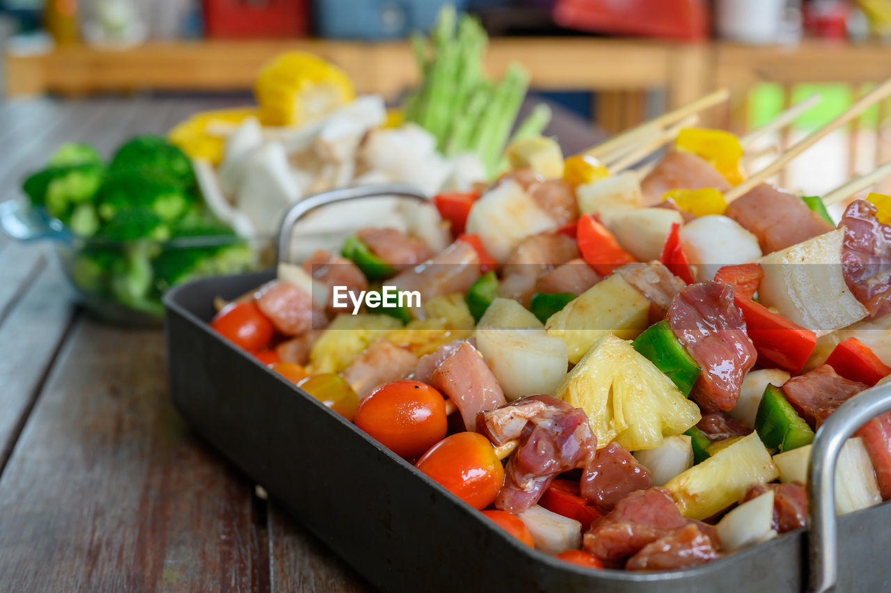 CLOSE-UP OF CHOPPED VEGETABLES IN PLATE