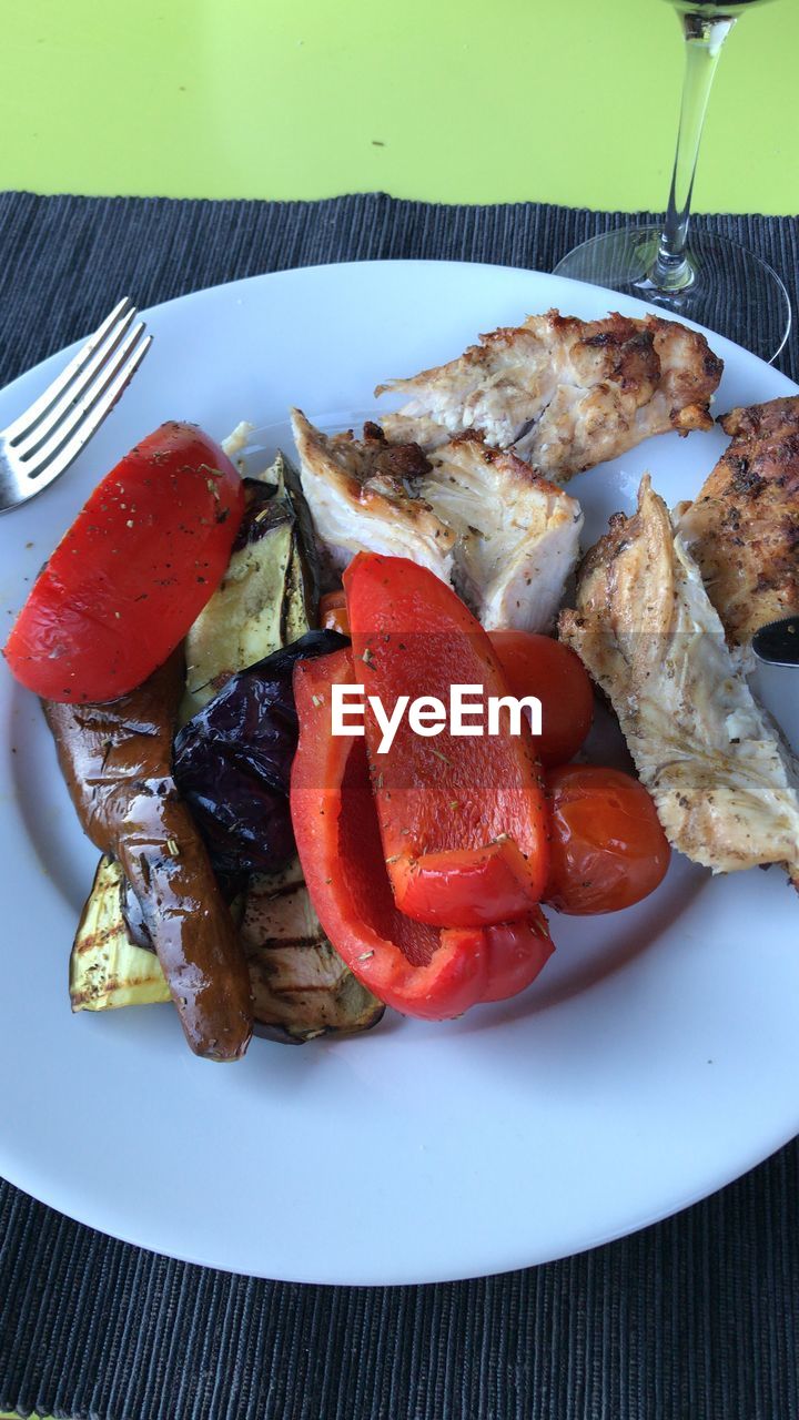 HIGH ANGLE VIEW OF FOOD IN PLATE