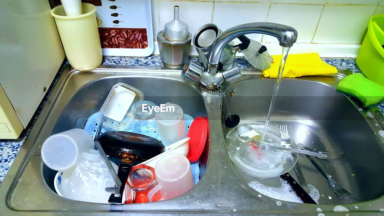 HIGH ANGLE VIEW OF WATER FLOWING FROM FAUCET