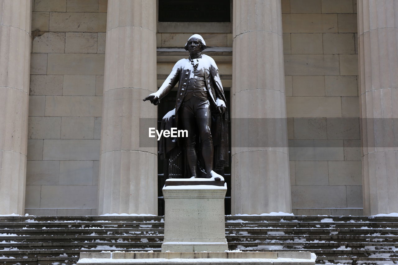 LOW ANGLE VIEW OF STATUE AT A BUILDING