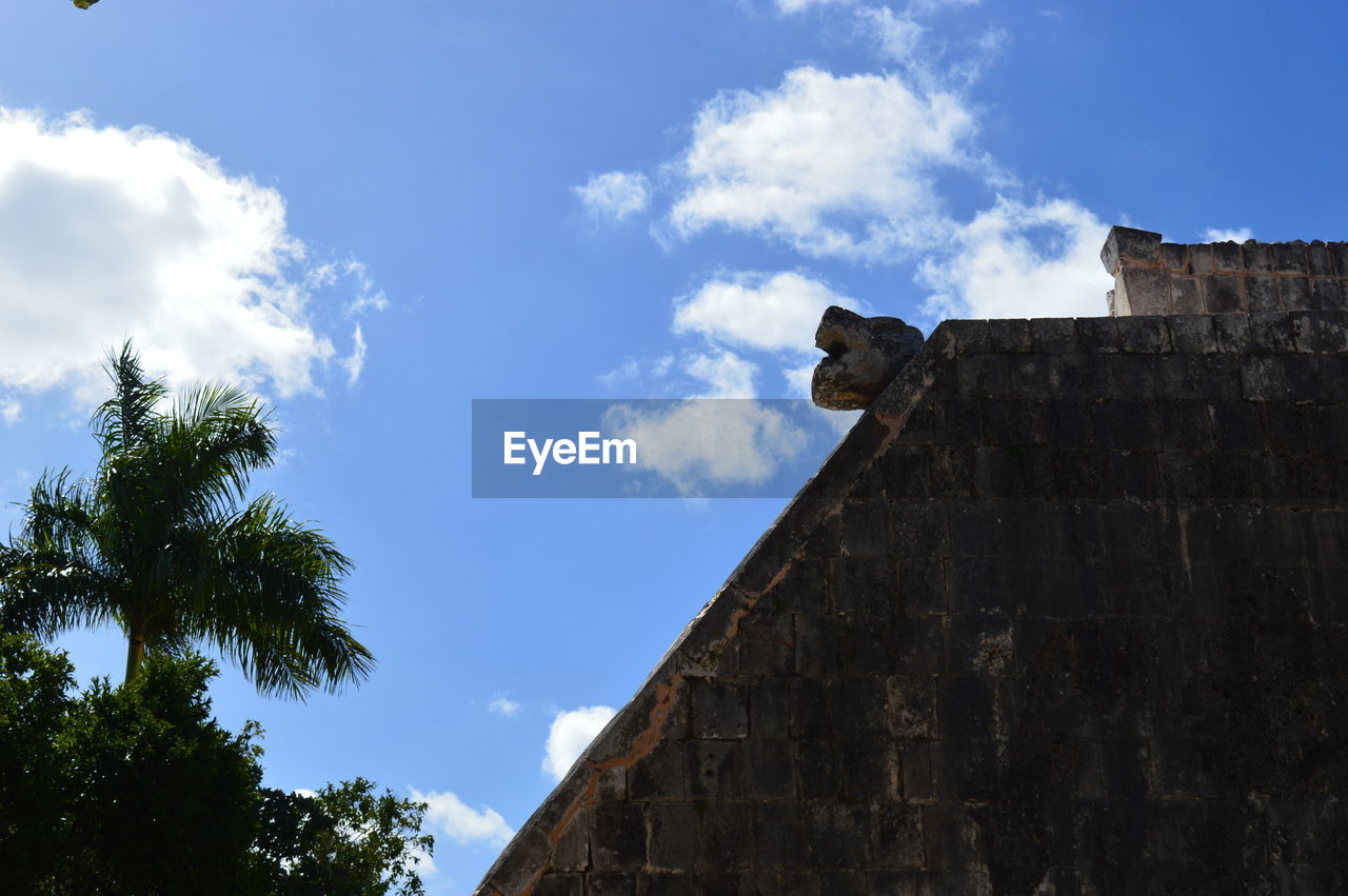 LOW ANGLE VIEW OF HISTORIC CASTLE AGAINST SKY