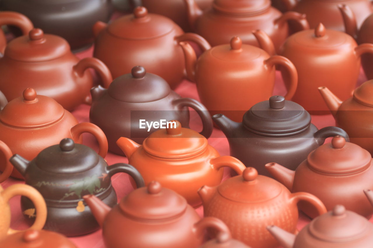 The pottery pot contains tea flavor because of its dense texture and unique pore structure