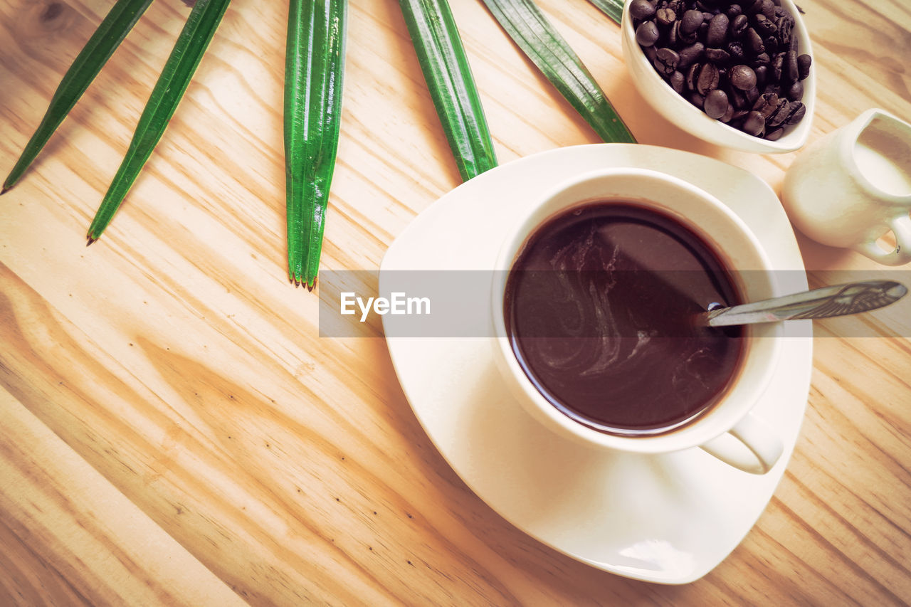 HIGH ANGLE VIEW OF COFFEE AND SPOON ON TABLE