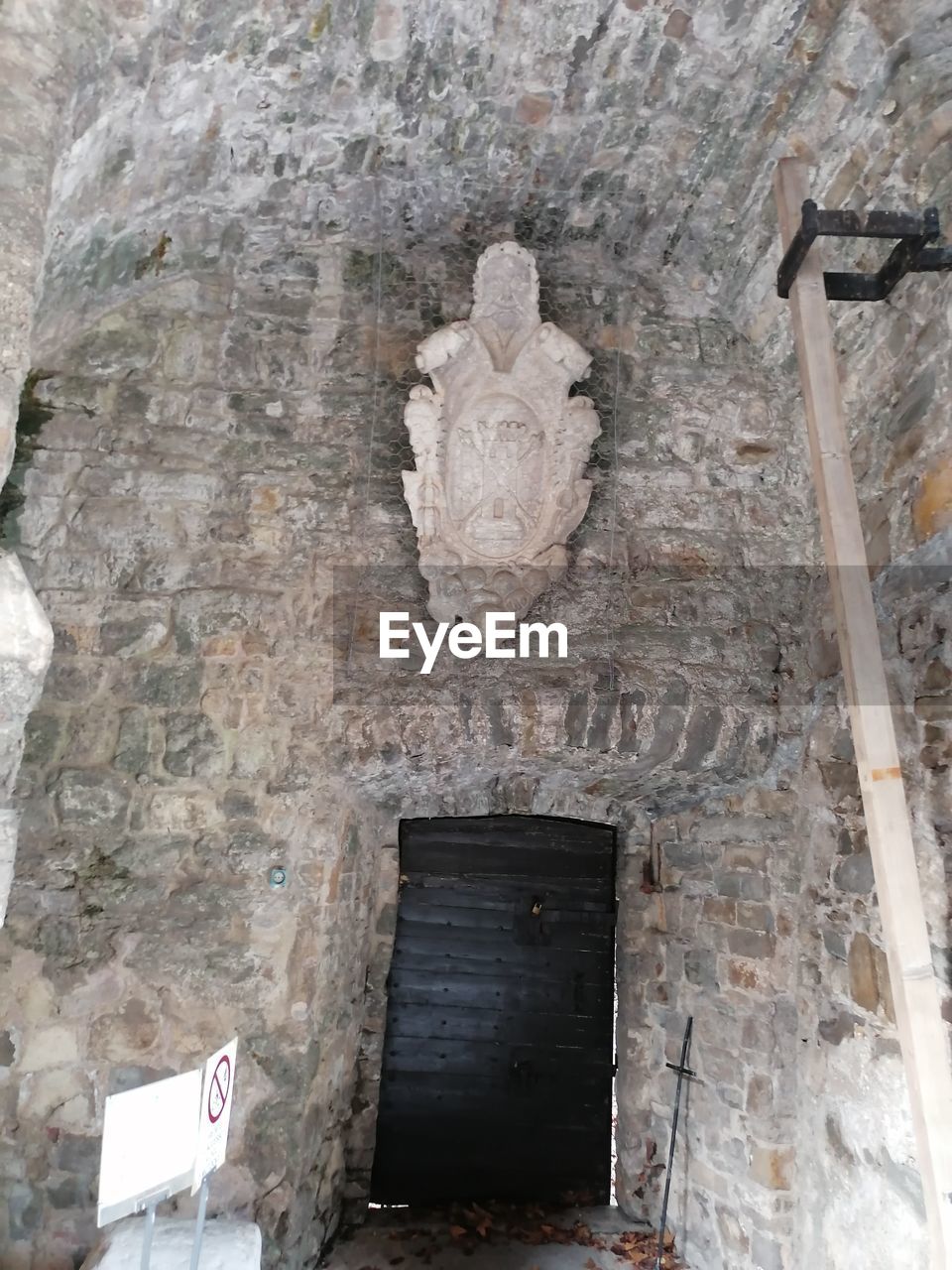 LOW ANGLE VIEW OF STONE WALL IN OLD BUILDING