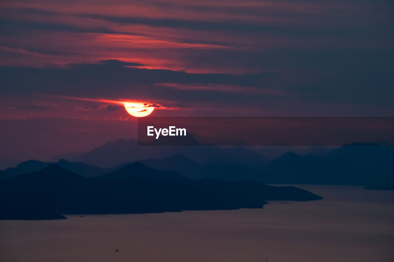 SCENIC VIEW OF SILHOUETTE MOUNTAIN AGAINST ROMANTIC SKY