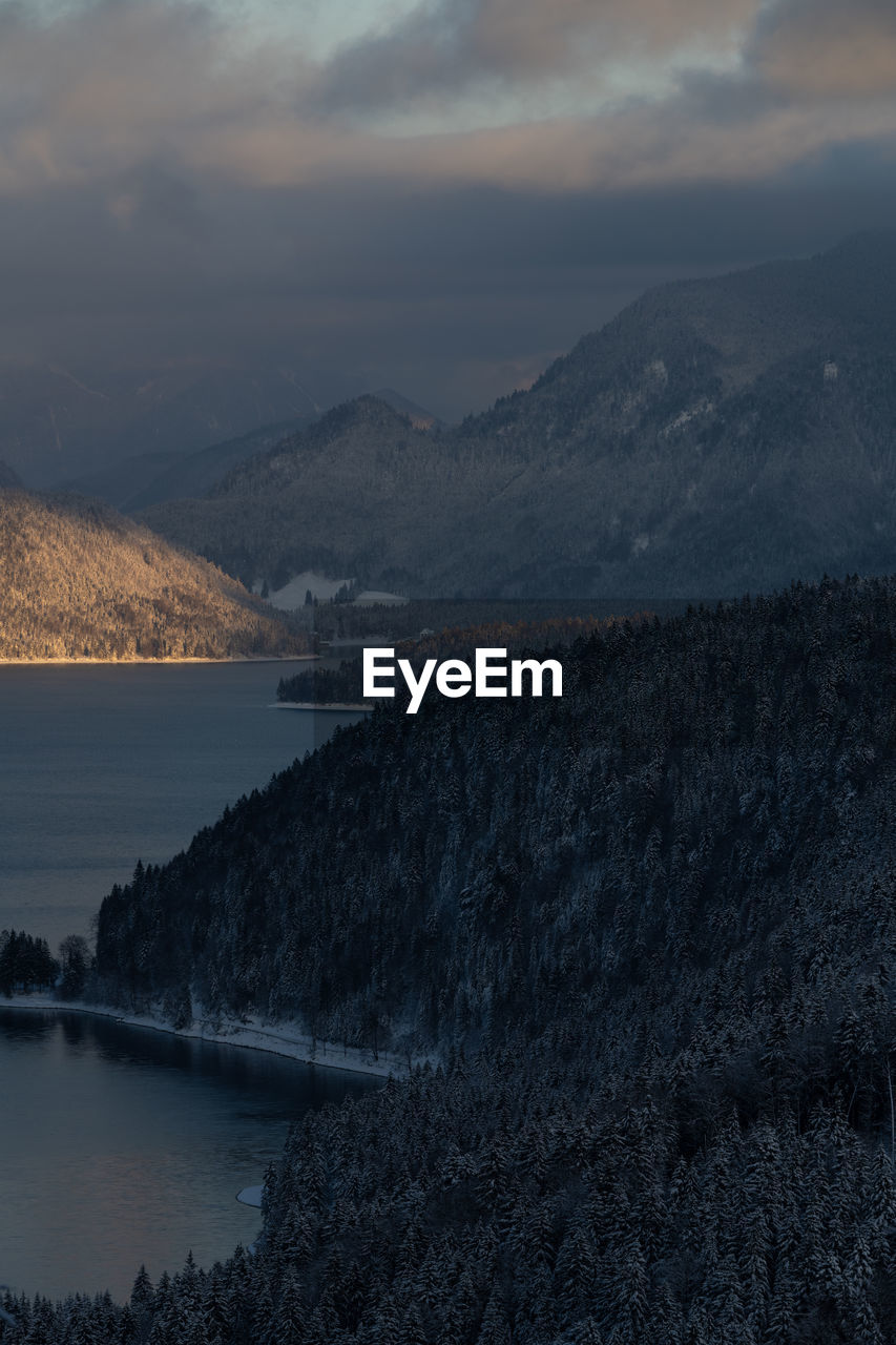 SCENIC VIEW OF LAKE BY MOUNTAINS AGAINST SKY