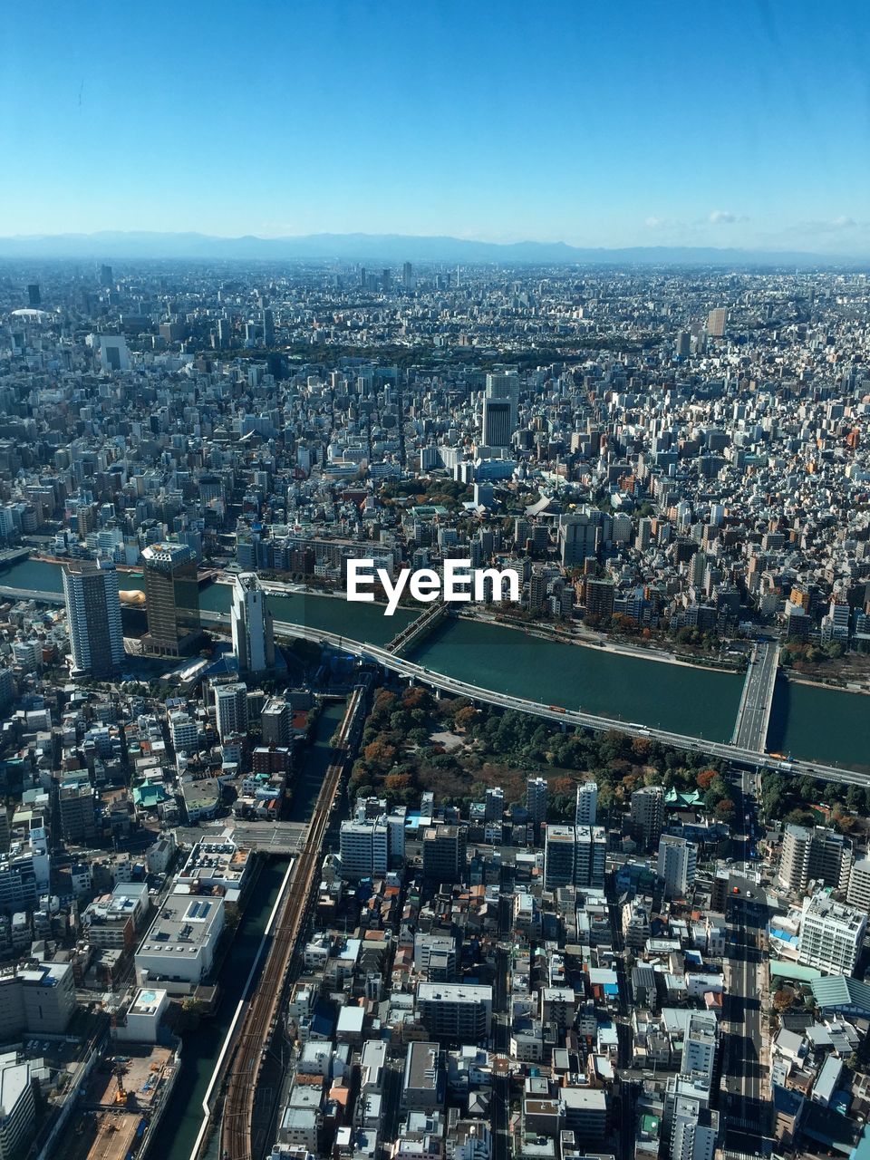 HIGH ANGLE VIEW OF CITYSCAPE AGAINST CLEAR SKY