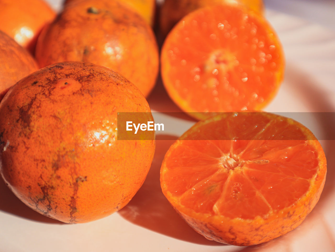 CLOSE-UP OF ORANGE SLICES IN PLATE