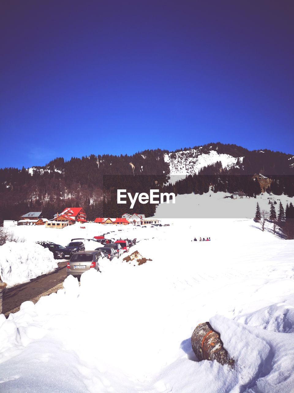 SCENIC VIEW OF SNOW COVERED MOUNTAIN AGAINST CLEAR BLUE SKY