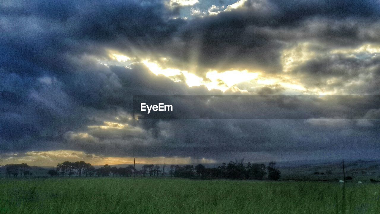 SCENIC VIEW OF LANDSCAPE AGAINST CLOUDY SKY