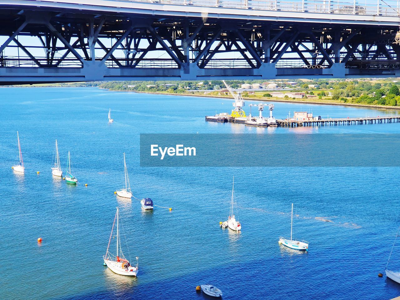 HIGH ANGLE VIEW OF BRIDGE IN SEA