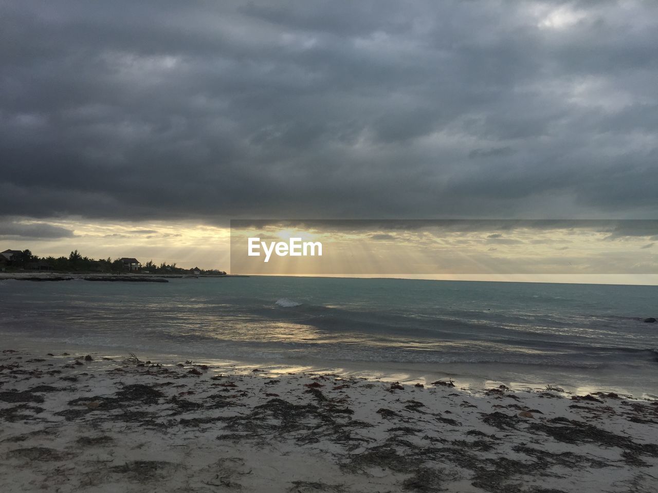 SCENIC VIEW OF SEA AGAINST CLOUDY SKY DURING SUNSET