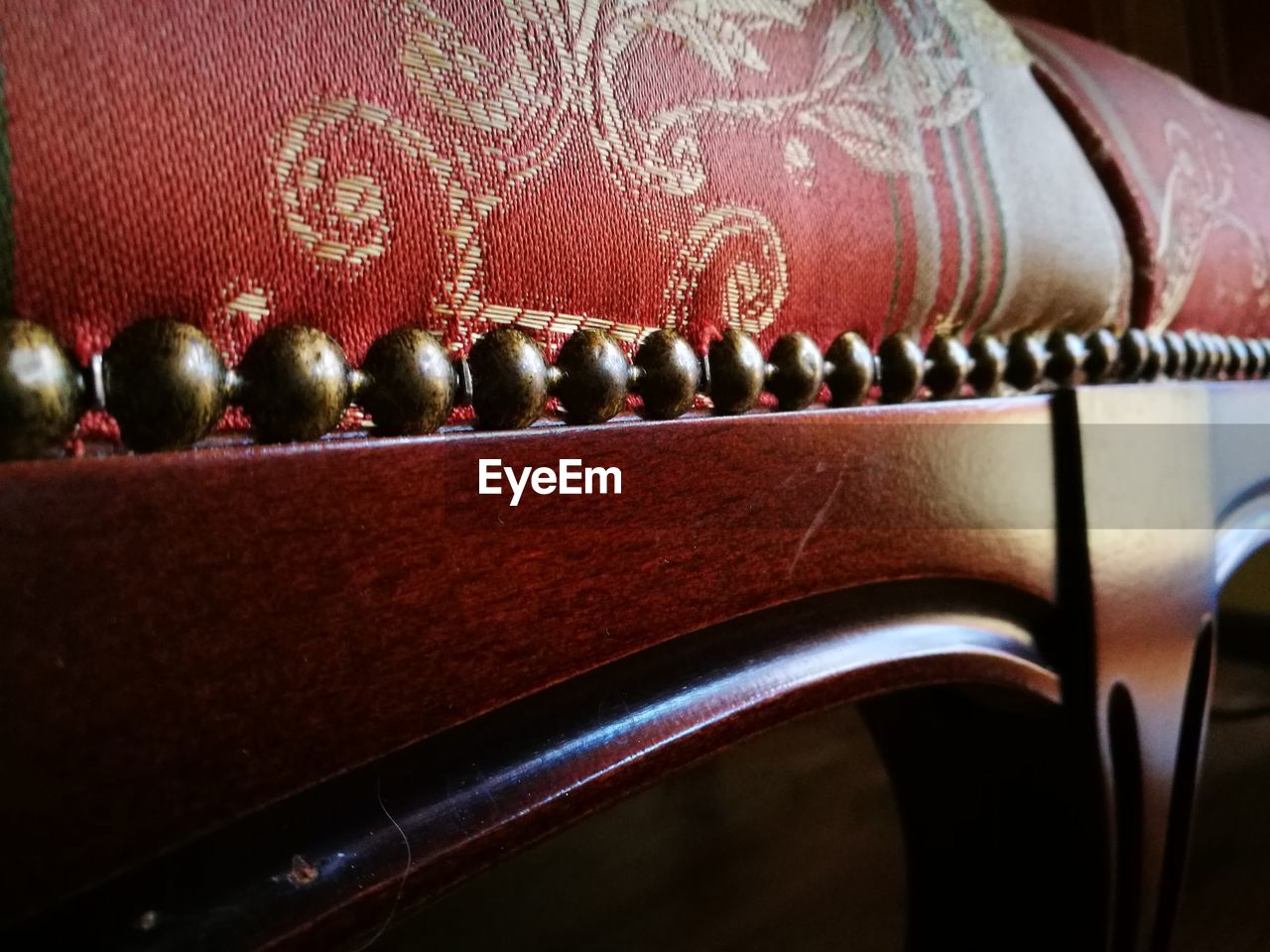 CLOSE-UP VIEW OF TABLE AND RED WINE ON SHELF