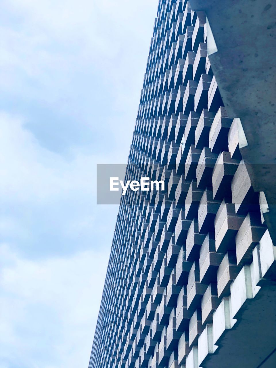 LOW ANGLE VIEW OF BUILDINGS AGAINST SKY