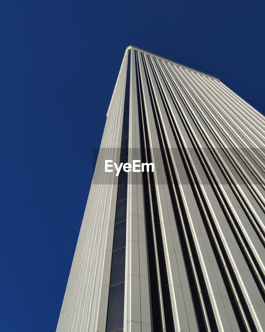 LOW ANGLE VIEW OF BUILDING AGAINST CLEAR SKY