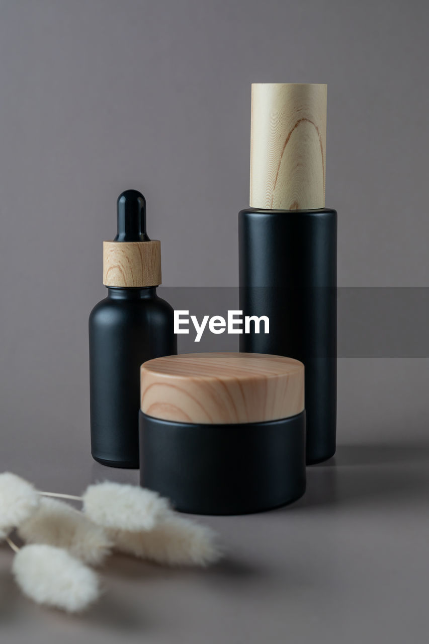 Black cosmetic dropper bottle and cream jar mockup. cosmetics branding, beauty product packaging