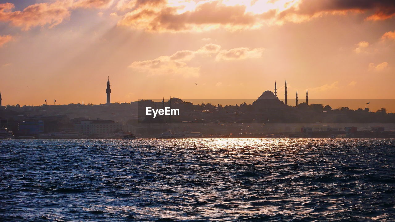 VIEW OF BUILDINGS IN CITY AT SUNSET