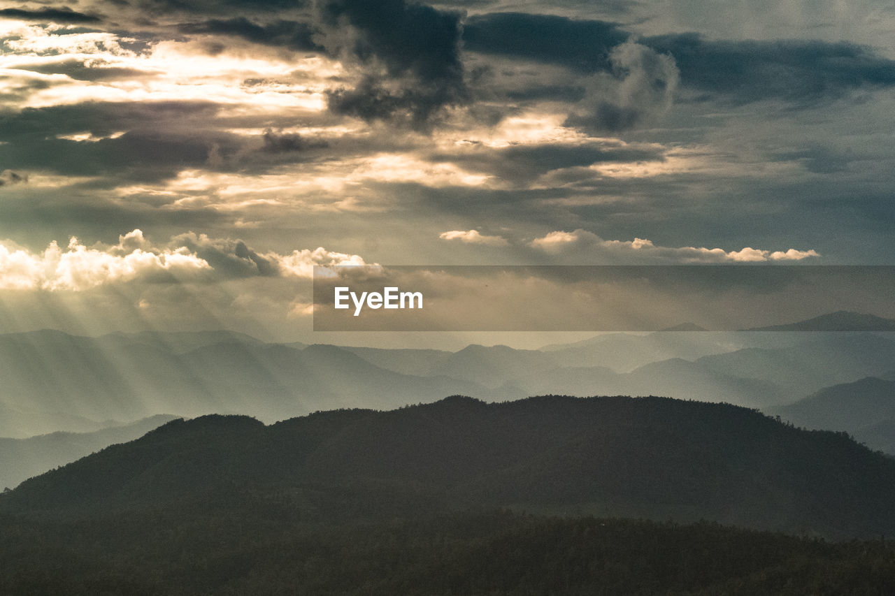 SCENIC VIEW OF SILHOUETTE MOUNTAIN AGAINST SKY AT SUNSET