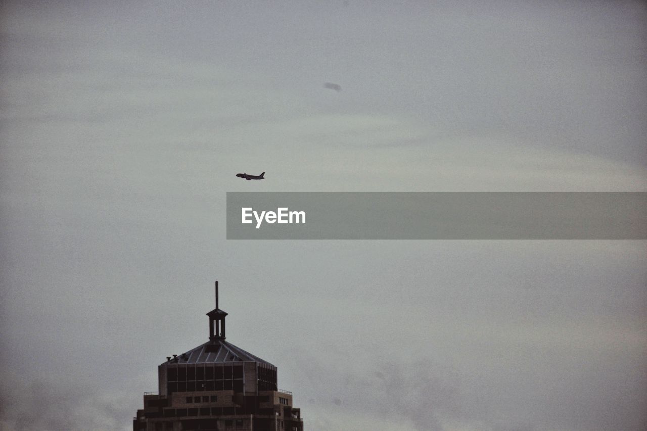 LOW ANGLE VIEW OF BUILDINGS AGAINST SKY