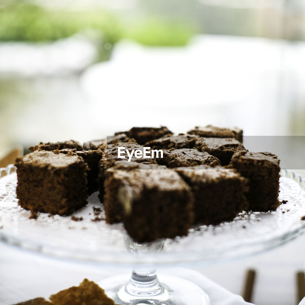CLOSE-UP OF CHOCOLATE CAKE ON TABLE