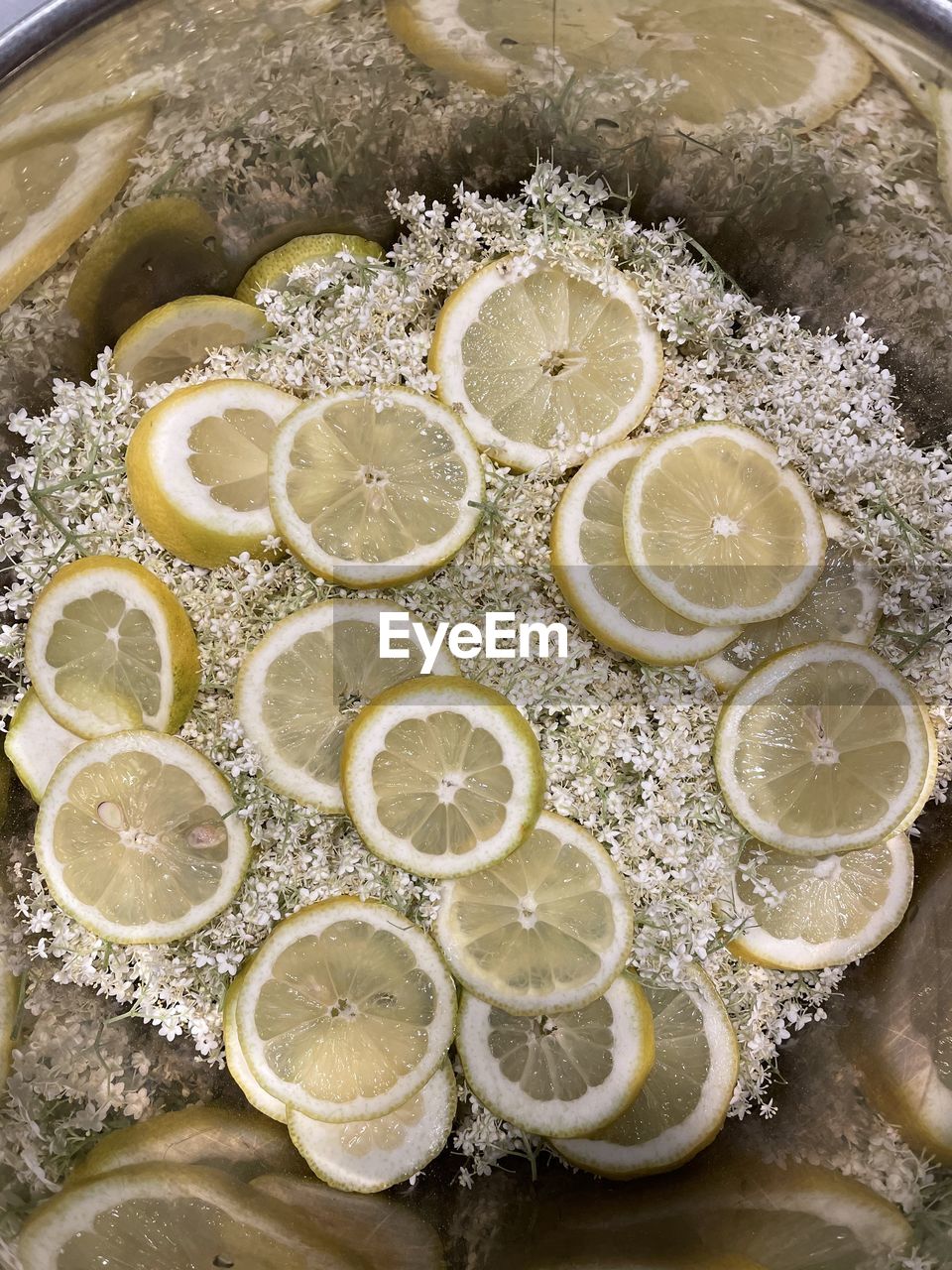 HIGH ANGLE VIEW OF LEMON ON TABLE