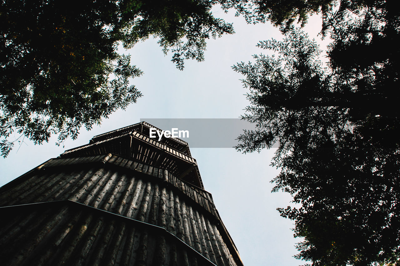 LOW ANGLE VIEW OF BUILDING AGAINST CLEAR SKY
