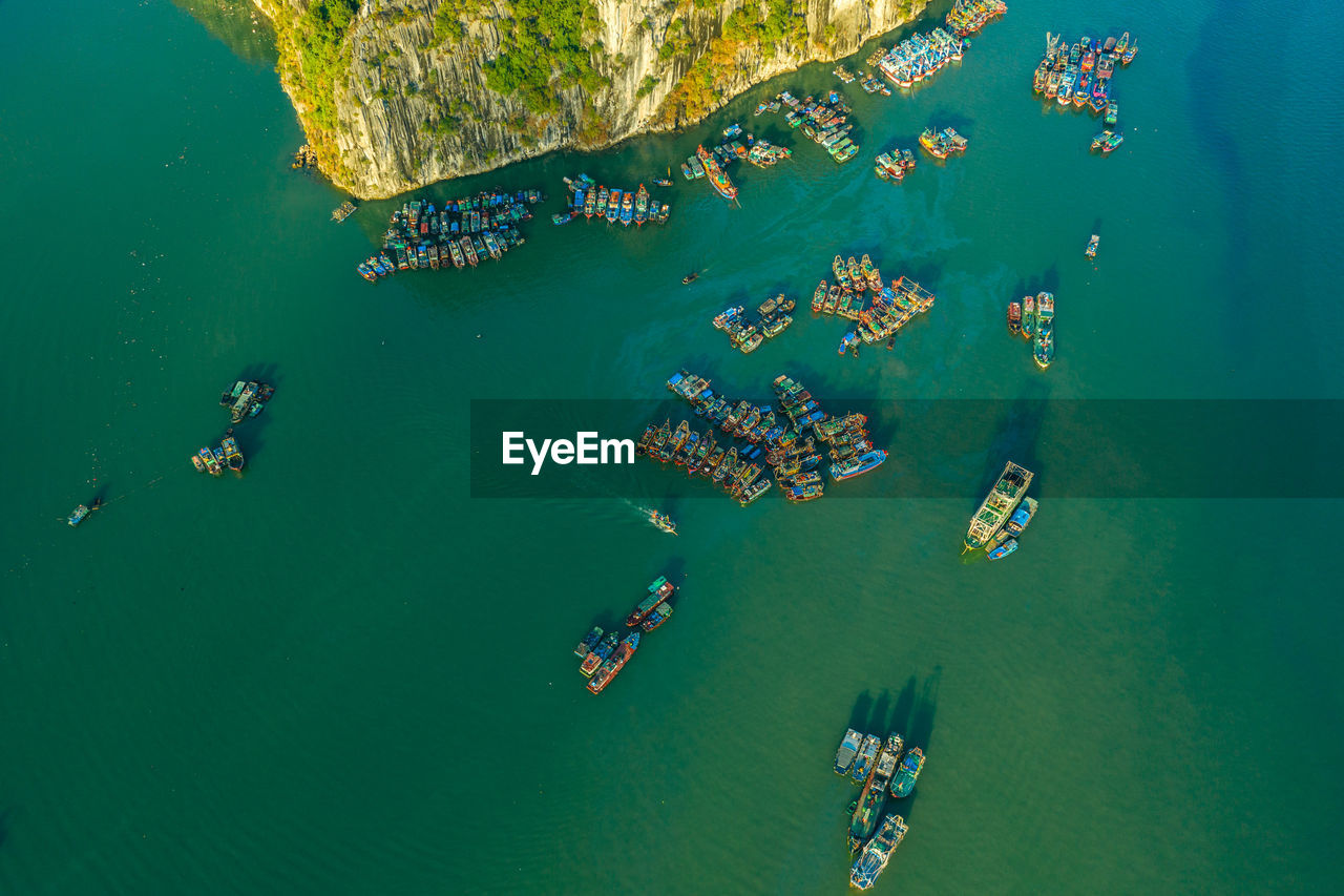 HIGH ANGLE VIEW OF BOAT ON SEA