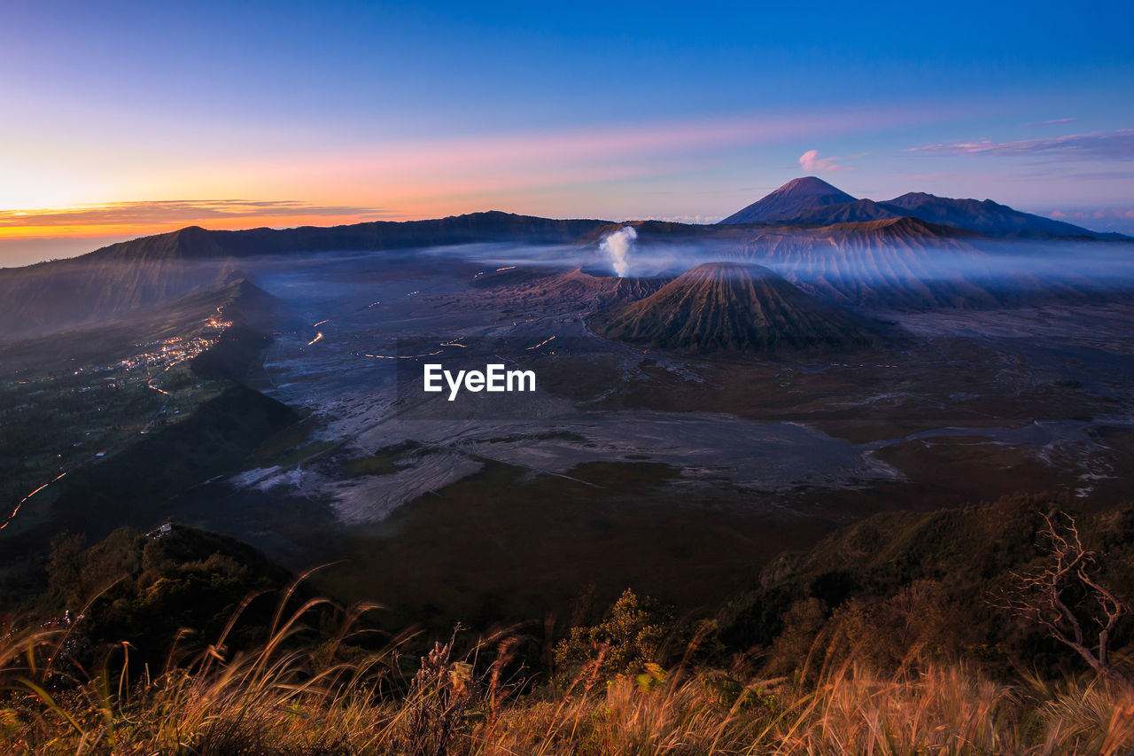 VIEW OF VOLCANIC LANDSCAPE AGAINST SKY