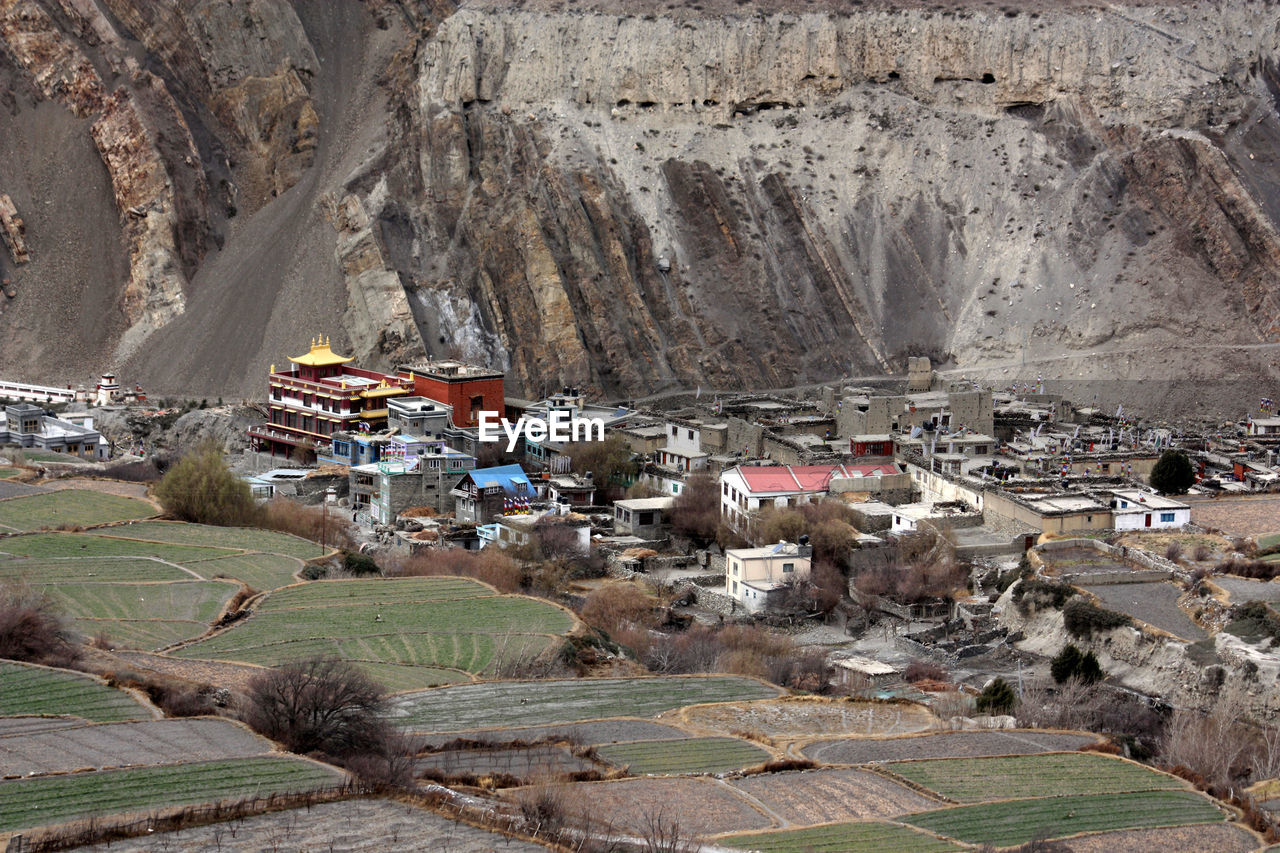 HIGH ANGLE VIEW OF BUILDINGS IN CITY