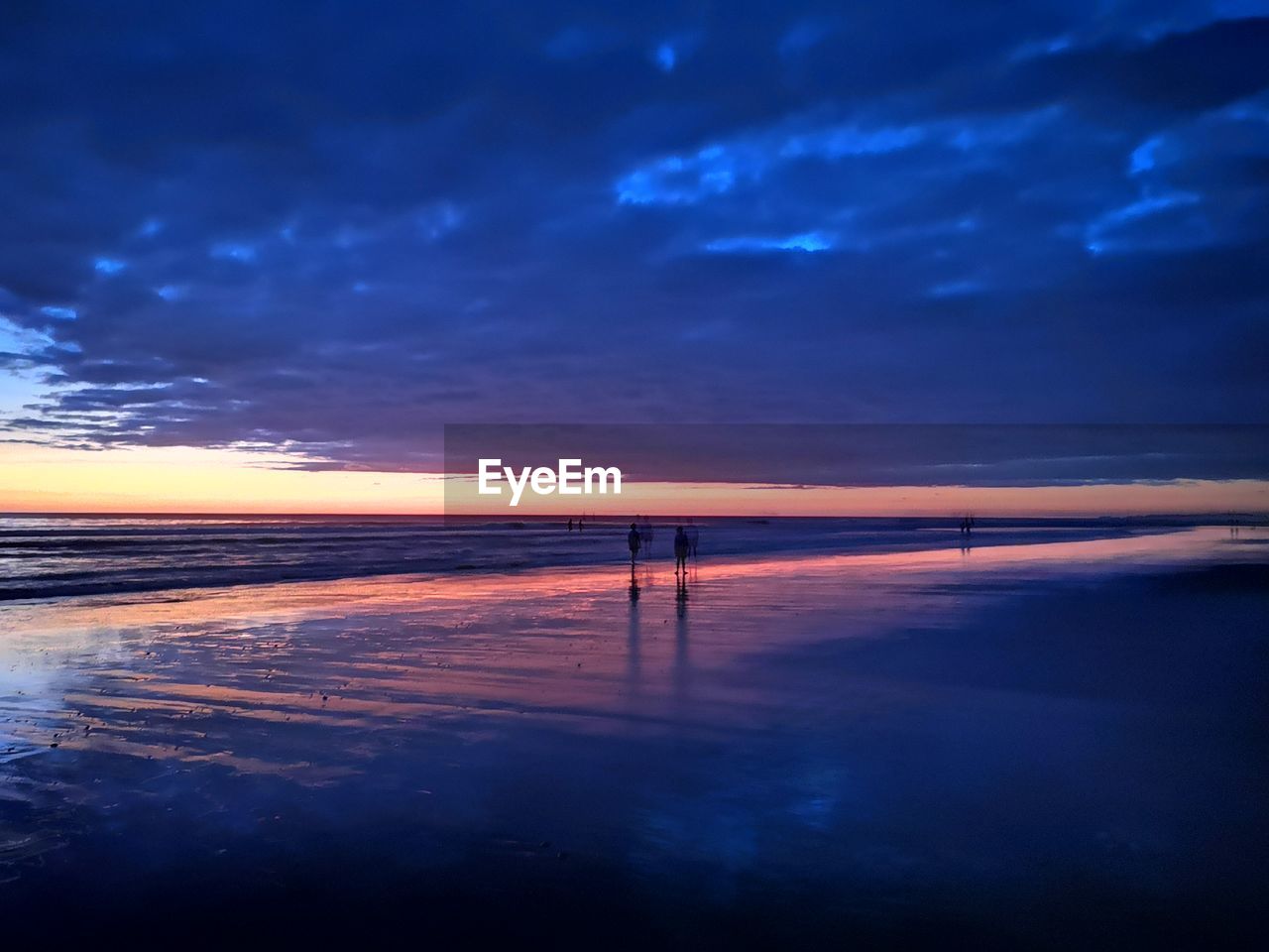 SCENIC VIEW OF SEA AGAINST SKY AT SUNSET