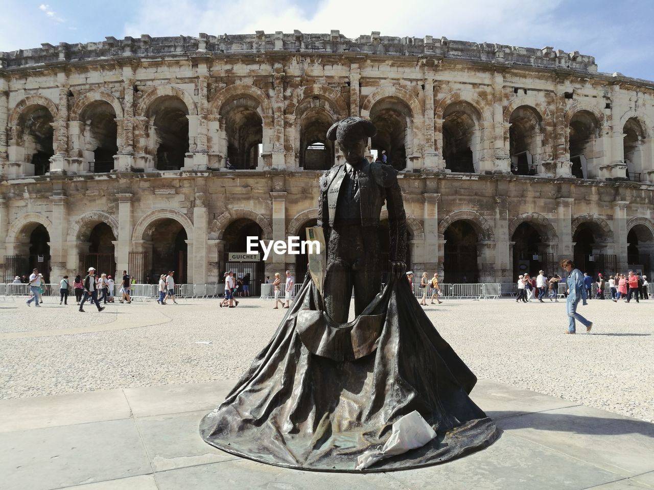 PEOPLE IN FRONT OF A HISTORICAL BUILDING