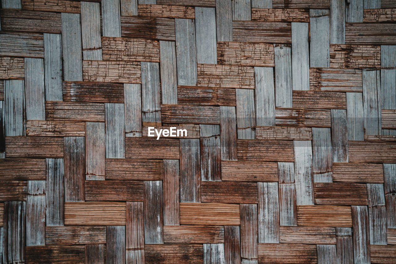 HIGH ANGLE VIEW OF WOODEN PLANKS
