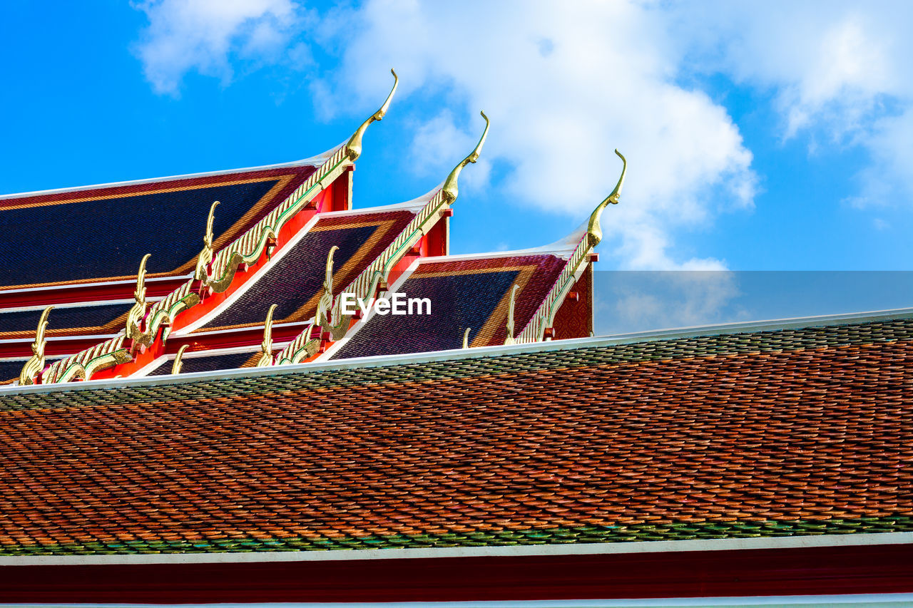 LOW ANGLE VIEW OF ROOF OF BUILDING AGAINST SKY