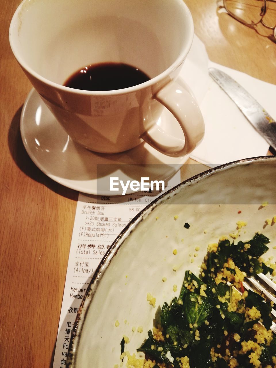 HIGH ANGLE VIEW OF COFFEE CUP ON PLATE