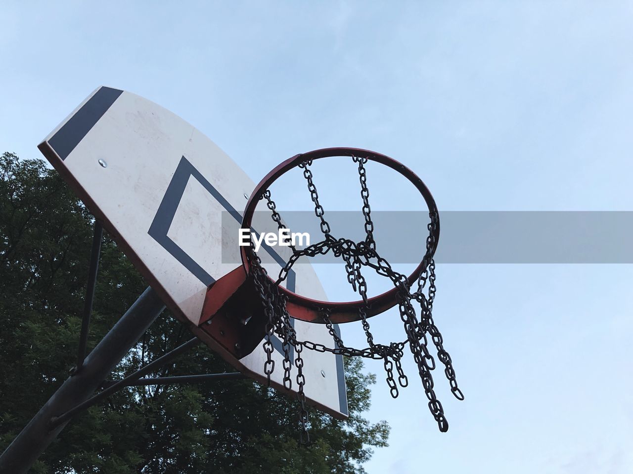 LOW ANGLE VIEW OF BASKETBALL COURT AGAINST SKY