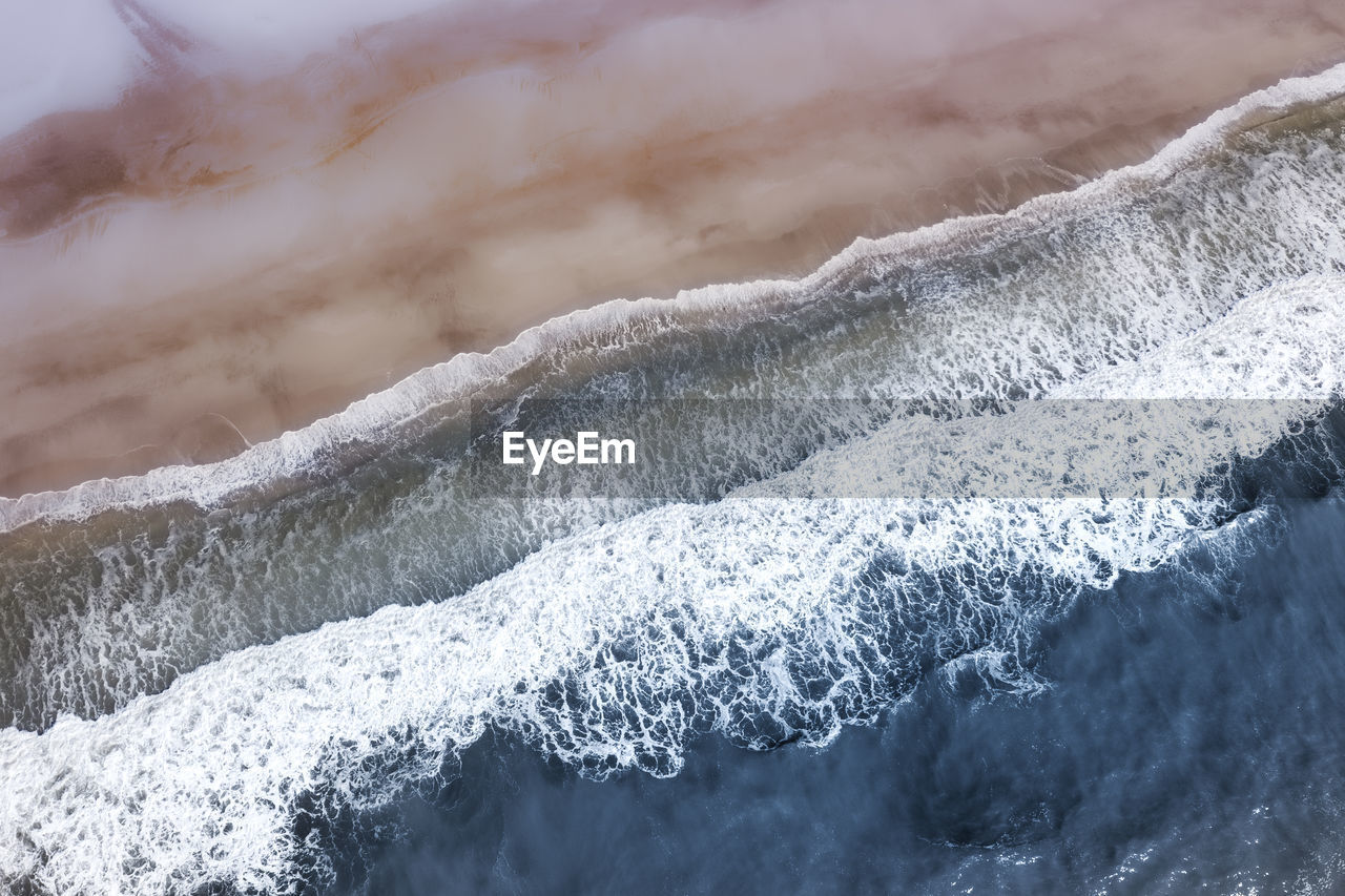 SCENIC VIEW OF SEA AGAINST MOUNTAINS